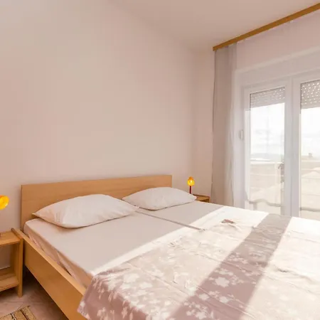 Amazing In W/ 1 Bedrooms Sveti Filip i Jakov